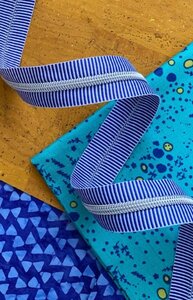 Sassafras Lane 3 yards blauw-wit gestreept en nikkel ritstandjes
