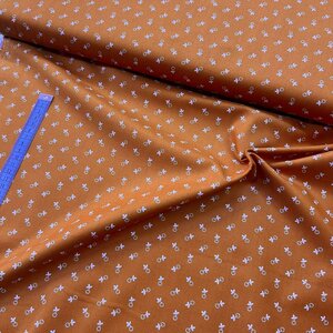 Bruine ondergrond met witte bloemetjes